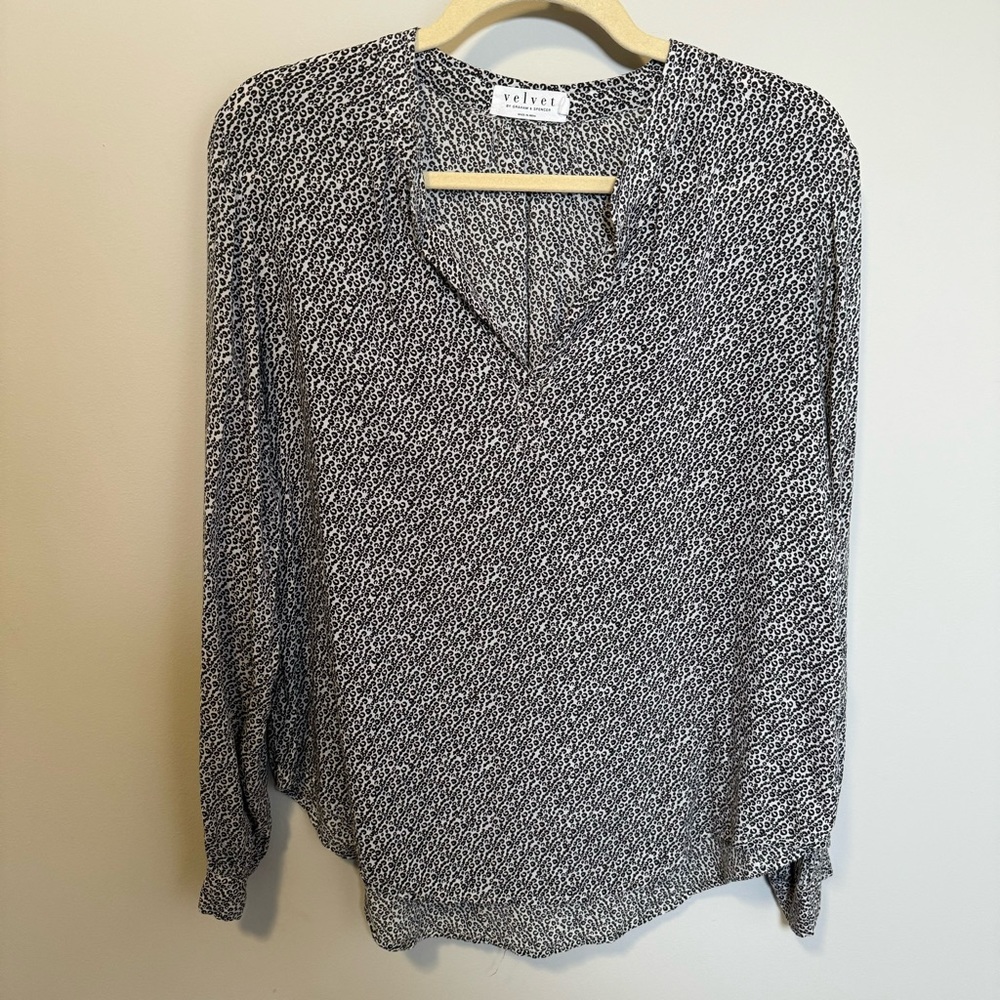 Velvet by Graham & Spencer cheetah print pull-on split neck blouse, Size S
